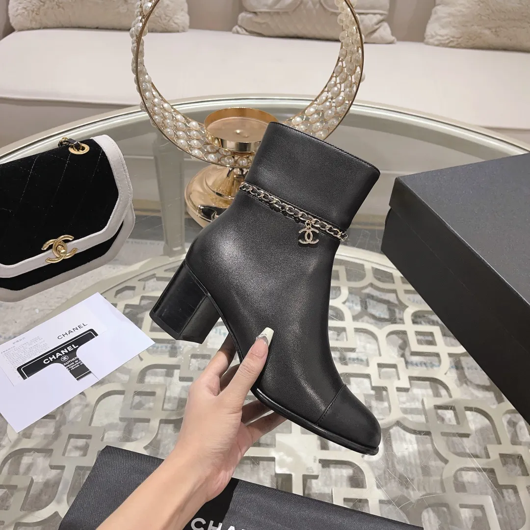 Factory direct sales p700🐘🐘women's shoes women's clothing 2025 Xiaoxiang chanel high-quality counter-level 𝙎𝙡𝙞𝙣𝙜-𝙗𝙖𝙘𝙠🌈〰͏ chanelaa® Xiaoxiang new chain ⛓️skinny leg short boots top purchasing agent level rare items new🍾✨ ━━━━━ ЅᏇєєt ━━━━━ 🍒 Upper: Calfskin imported from Italy ➕Chanel’s unique chain element Lining: Imported comfortable and soft sheepskin lining for foot pads Outsole: Exclusive molding of genuine leather outsole imported from Italy Color: black/white/apricot Size: 34 to 40 (34, 41, 42 are customized and non-returnable and non-exchangeable) Packaging: The latest complete set of packaging from the counter shoe industry